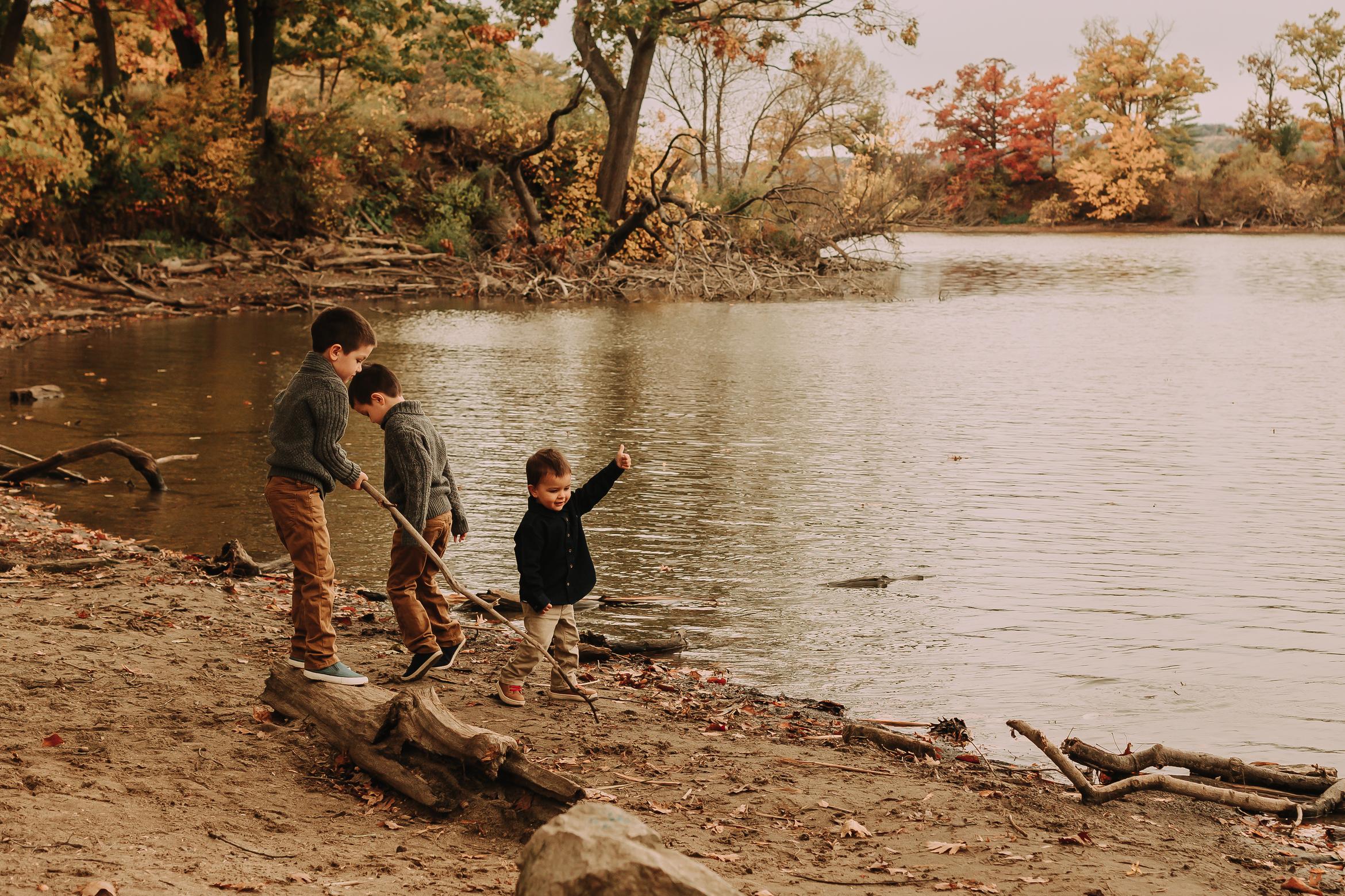 A charming spring family photo session at Princess Point, beautifully captured by Sandra Hext Photography. Cootes Paradise Trails photo session
